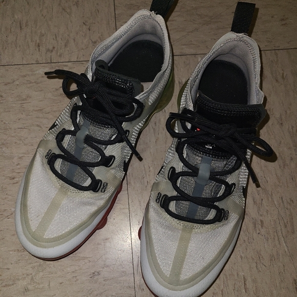 SOLD!! - Nike Vapormax Size 5Y - Picture 2 of 5